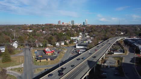 horizonte de winston salem con business 40 en tiro con tráfico, winston salem nc