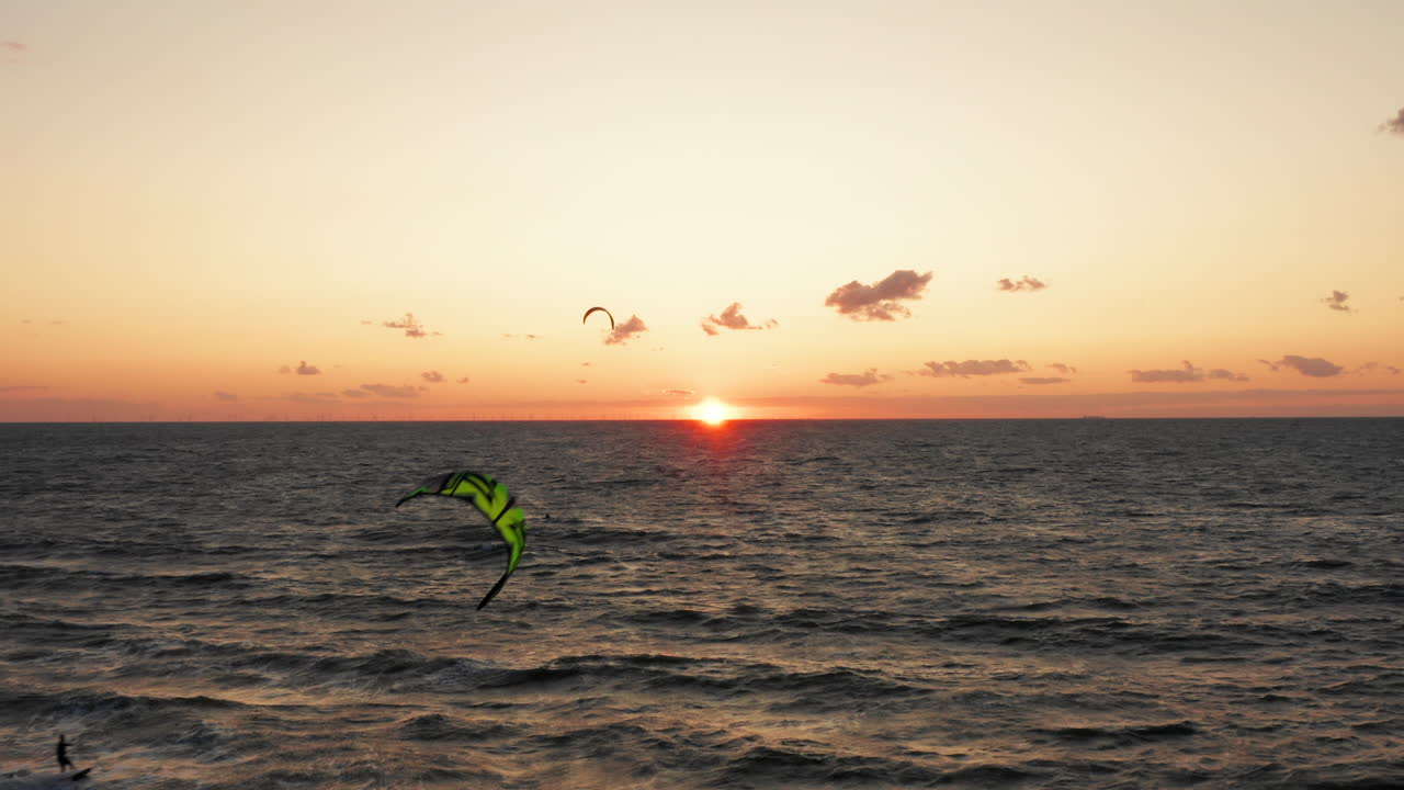 kitesurfistas cerca de la playa de domburg durante la puesta de sol