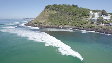 Blick-Von-Oben-Auf-Einen-Surfer,-Der-Auf-Einer-Welle-Im-Meer-In-Der-Nähe-Von-Burleigh-Heads-An-Der-Gold-Coast,-Queensland,-Reitet