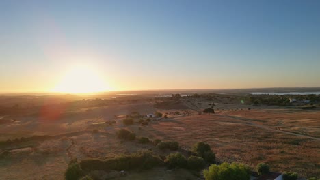 puesta de sol sobre el campo de alentejo