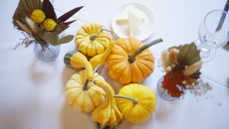 Arreglos-De-Mesa-De-Recepción-Con-Calabazas