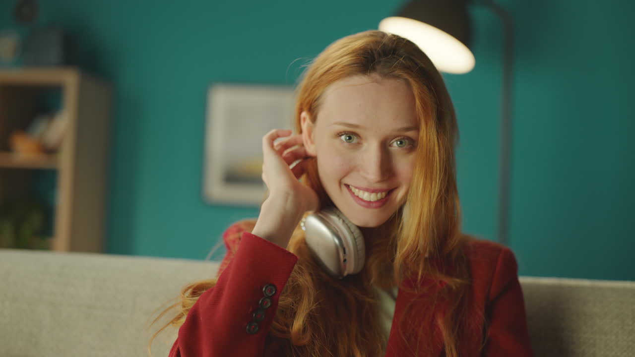 카메라 앞에서 웃는 여자