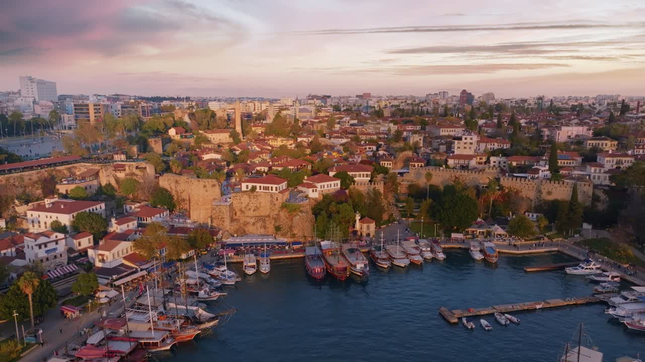 vista aérea del atardecer del puerto de la antigua ciudad de antalya