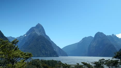 Erleben-Sie-Die-Schönheit-Des-Milford-Sound-In-Diesem-Weitwinkelvideo,-Das-Seine-Majestätischen-Landschaften-Und-Atemberaubenden-Naturwunder-Einfängt