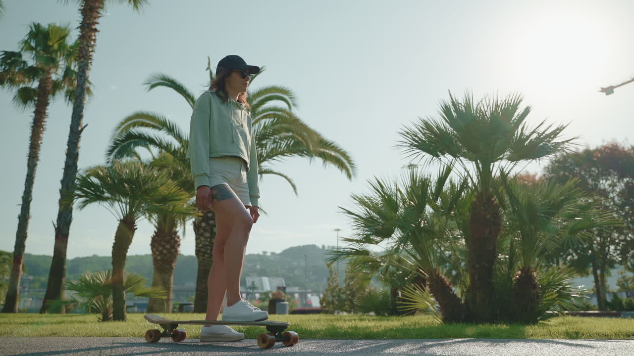 공원에서 스케이트보드를 타는 여자