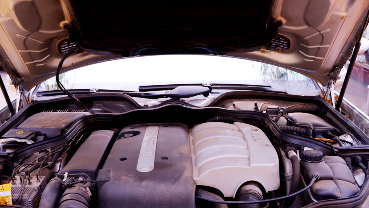 Chisinau, Moldavie – 21 avril 2022 : le compartiment moteur d’une Mercedes-Benz Classe E
