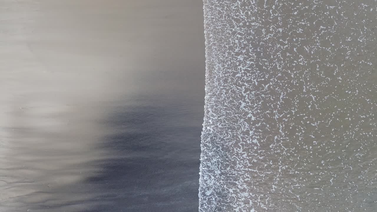 el océano y el mar se unen con ondas suaves y suaves y hermosa arena amarilla