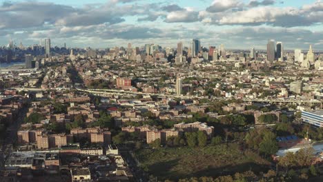 Luftflug-Zu-Wohnprojekten-Und-Dem-Brooklyn-Queens-Expressway-In-Brooklyn,-New-York-City