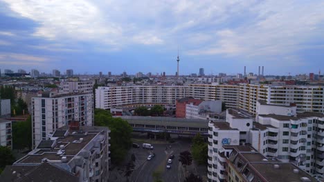 hermosa vista aérea de arriba vuelo ciudad berlin estación ferroviaria suburbana edificio prefabricado rascacielos distrito neukoeln, alemania día de verano 2023