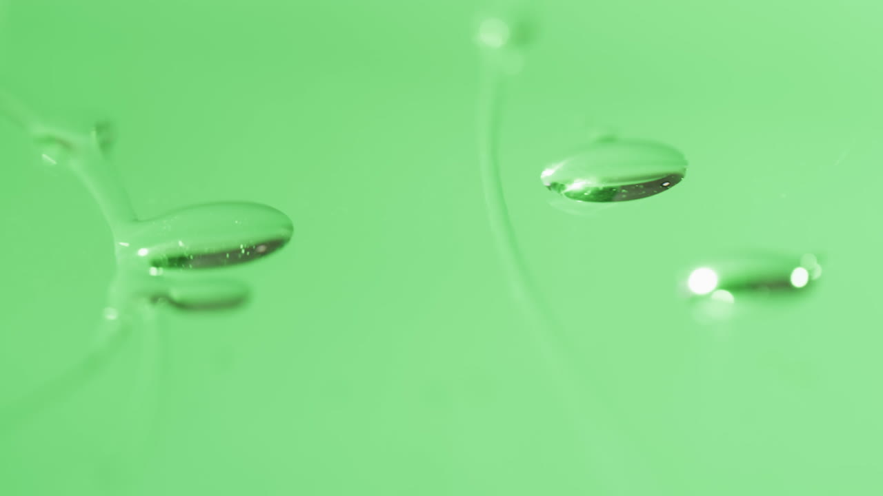 micro vídeo de cerca de las gotas de agua con espacio de copia en fondo verde