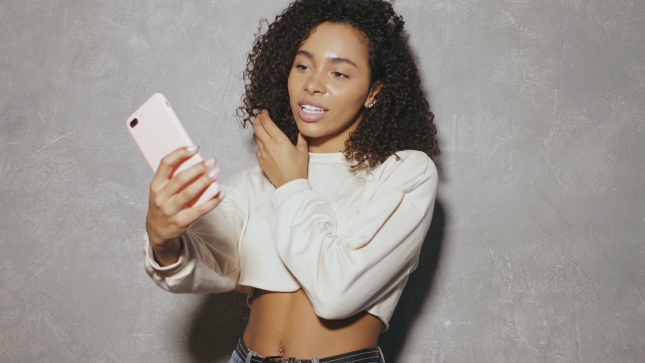 Giovane donna che si fa un selfie