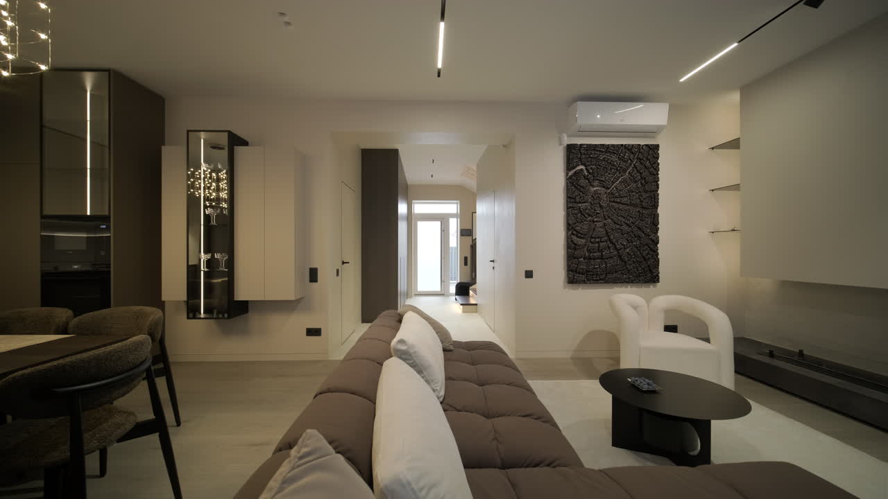 Panoramica fluida di un interno di appartamento moderno e minimalista
