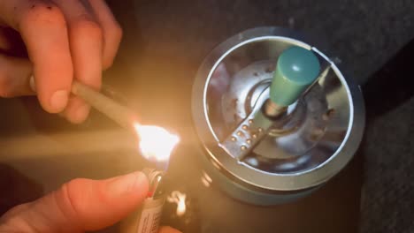 vista recortada del hombre encendiendo contundente con cannabis medicinal