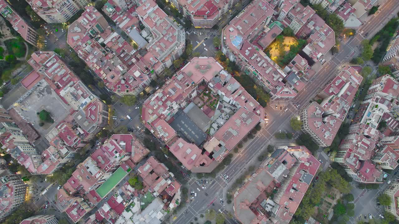 바르셀로나의 꼭대기 아래에 eixample 디스트릭은 여전히 저녁 동안 교통에 총을 습니다.