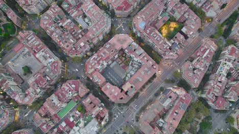 Top-down-of-Barcelona-Eixample-disctric-still-shot-with-traffic-during-the-evening