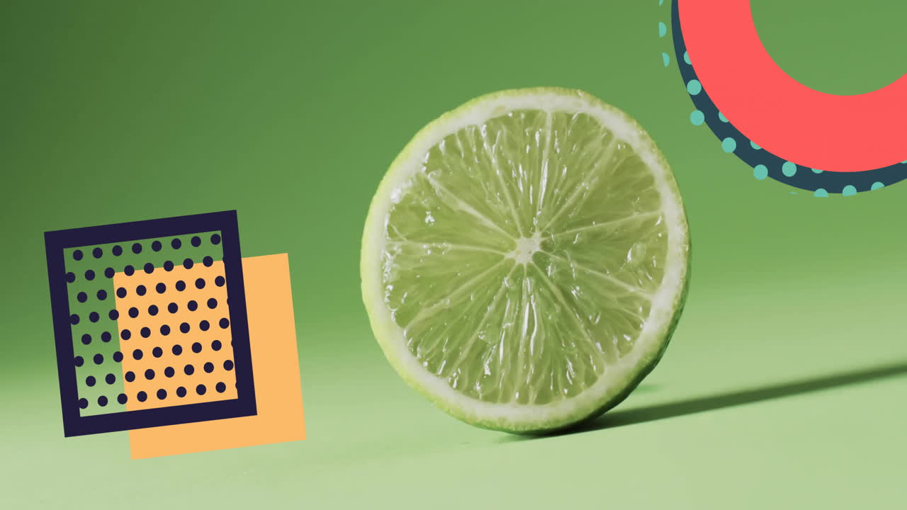 composición de formas abstractas sobre cal reducida a la mitad sobre un fondo verde