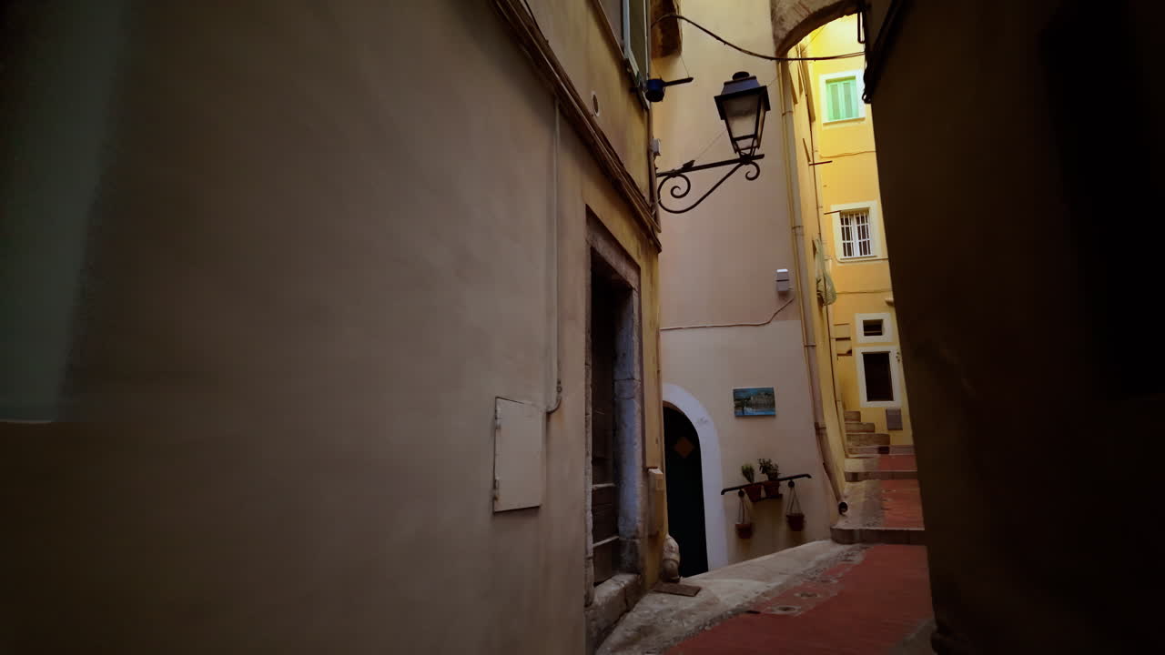 Una passeggiata lungo una strada stretta a Mentone, Francia