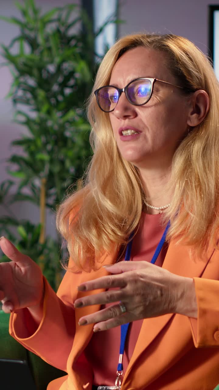 Donna d'affari professionista che parla e gesticola in un ufficio