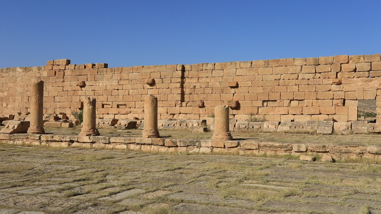 foro romano de sufetula en el sitio arqueológico de sbeitla en túnez
