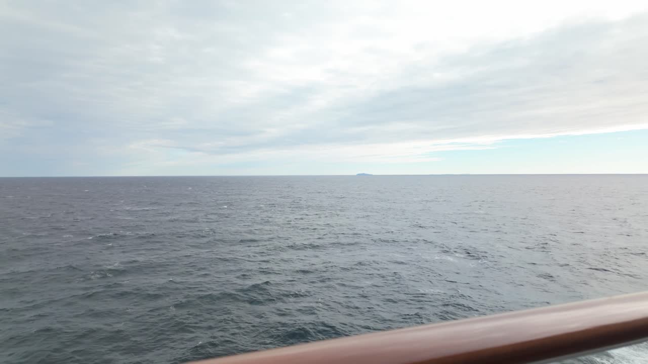 Gimbal-Schwenkaufnahme von einem fahrenden Schiff aus der Balkonansicht des offenen Ozeans während einer Kreuzfahrt im pazifischen Nordwesten. 4K bei 30 FPS