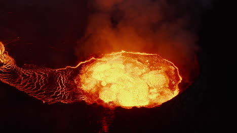 Blick-Aus-Der-Vogelperspektive-Auf-Den-Heißen-Magmaausbruch-Im-Aktiven-Vulkankrater.-Kochendes-Geschmolzenes-Material,-Das-Ausfließt.-Fagradalsfjall-Vulkan.-Island,-2021