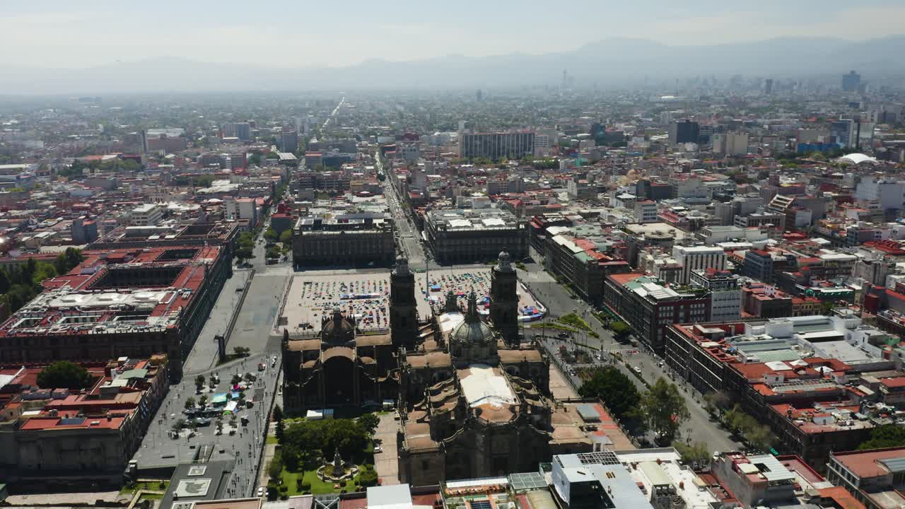 Accelerazione a folle velocità intorno alla famosa Piazza dello Zócalo di Città del Messico.