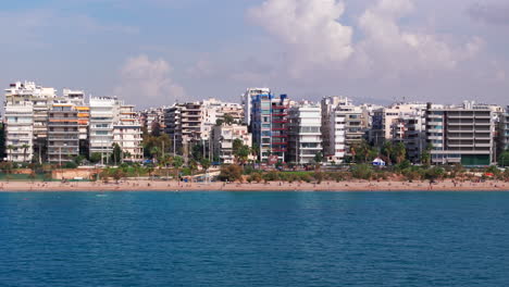 Toma-Aérea-Estrecha-A-Lo-Largo-Del-Paseo-Marítimo-De-Atenas