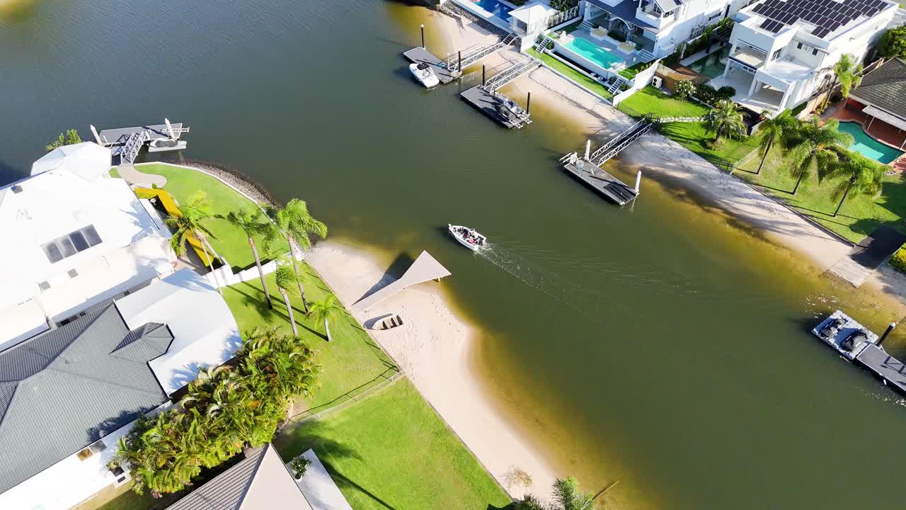 드론이 브로드비치 워터스 운하에서 보트를 포획합니다.