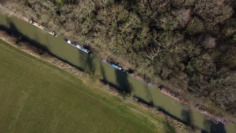 Barcos-Estrechos-A-Vista-De-Pájaro-Grand-Union-Canal-Aéreo-En-Invierno-Warwickshire