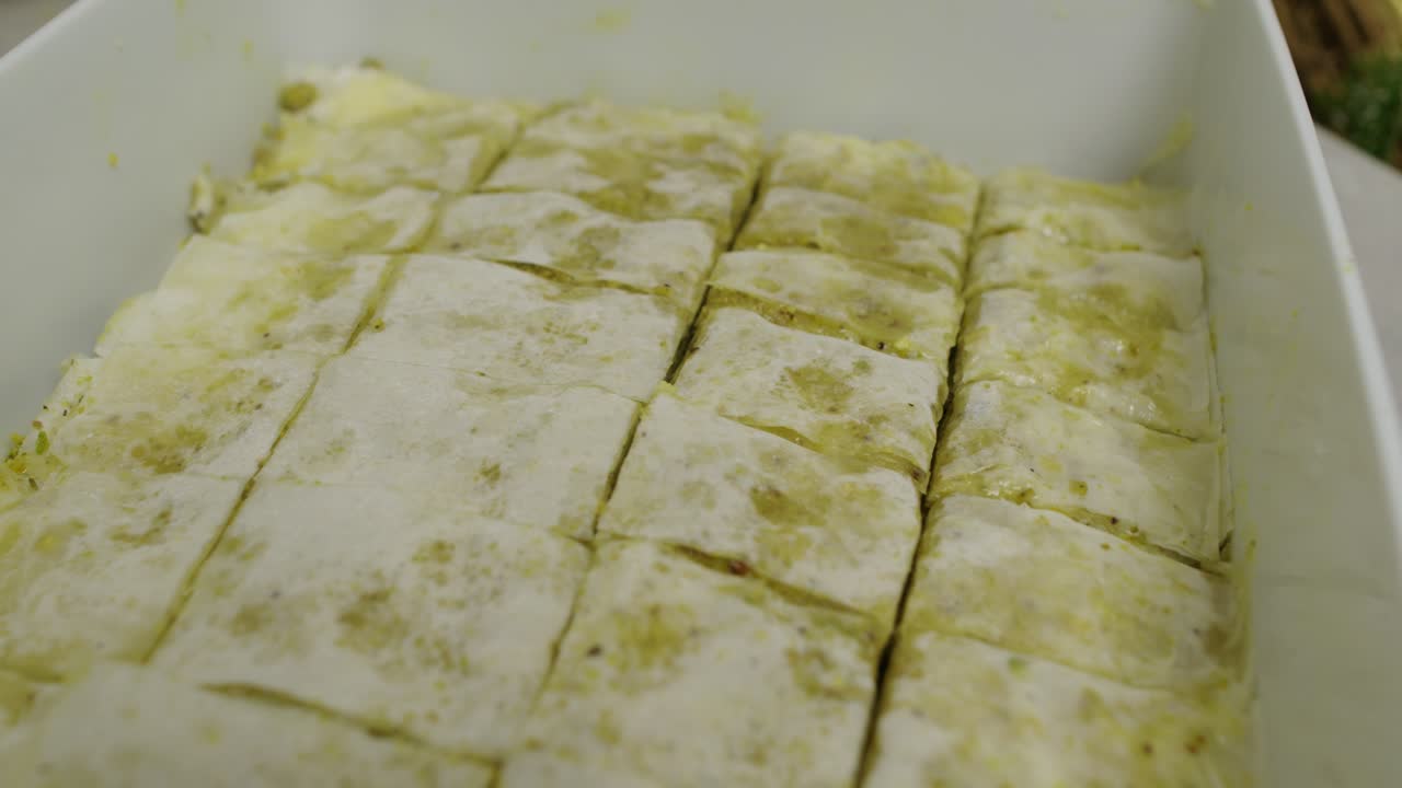 cierre en rodajas de baklava cortadas dentro de la bandeja de cerámica para cocinar