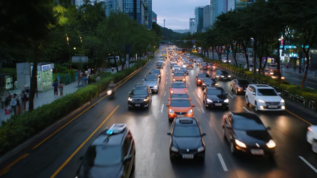 ダイナミックな都市交通の情景：夕暮れ時に車両が市街地を走行し、現代的な環境の中で濡れた路面に活気ある光が反射している。