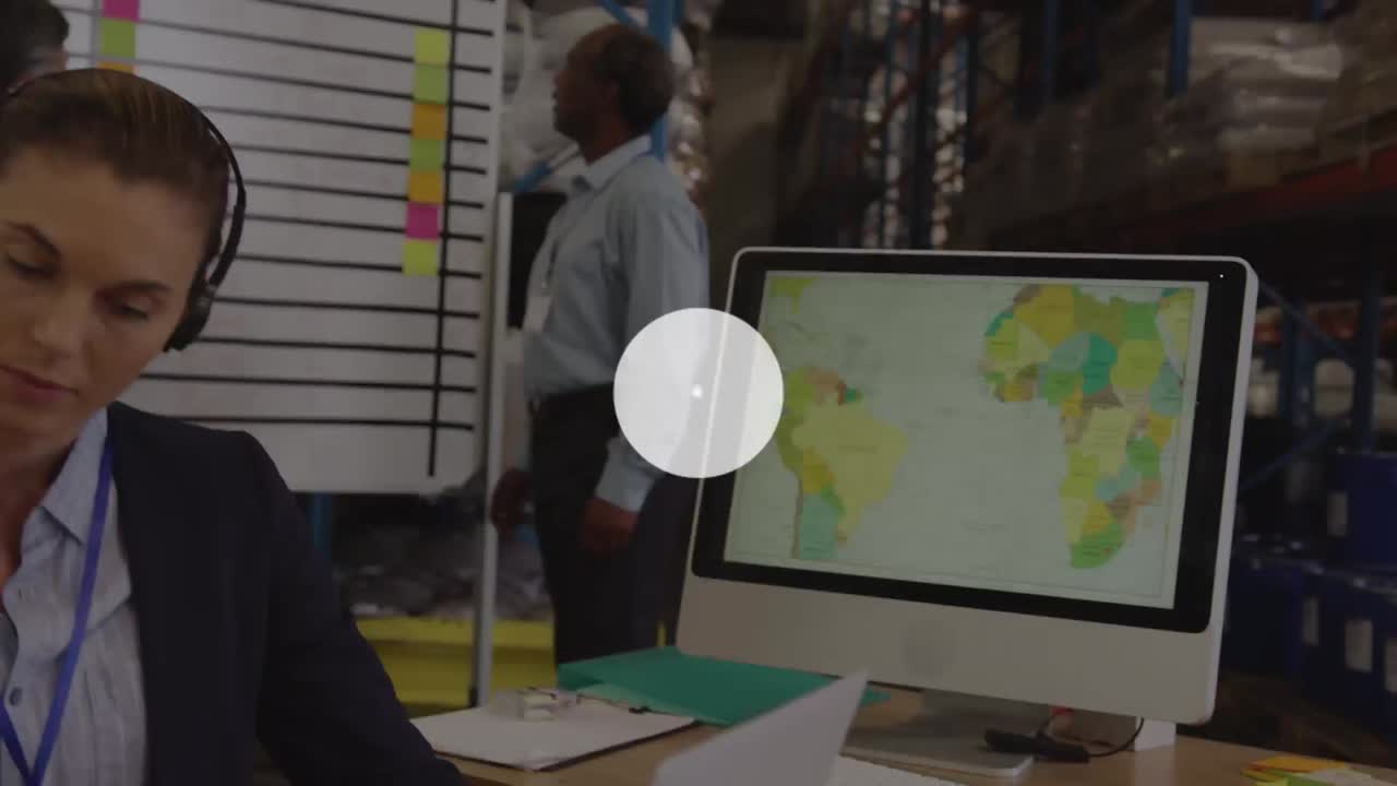 animación de triángulos en bucle, iconos conectados, mujer caucásica con auriculares y usando computadora portátil