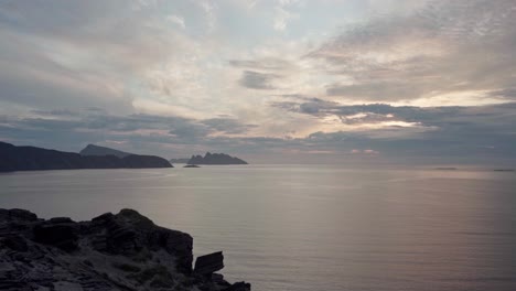 Aguas-Tranquilas-Del-Mar-Desde-Las-Montañas-Al-Atardecer-En-Noruega