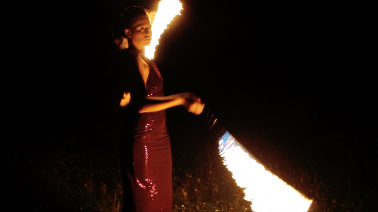 mujer bailando con fuego 29
