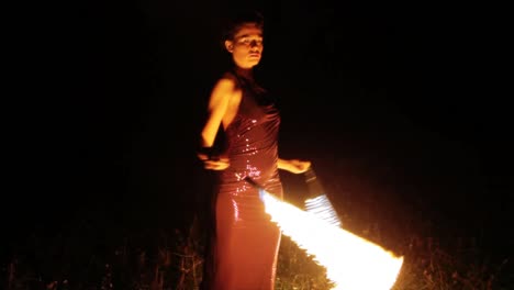 mujer bailando con fuego 29