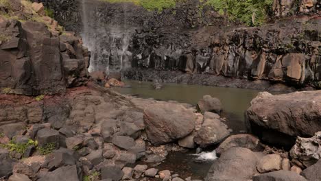 Handaufnahmen-Vom-Fuß-Der-Purlingbrook-Falls,-Springbrook-Nationalpark,-Hinterland-Der-Gold-Coast,-Queensland,-Australien