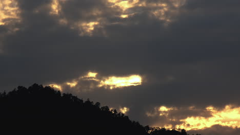 lapso de tiempo de la puesta de sol con nubes en el cielo y tonos naranjas