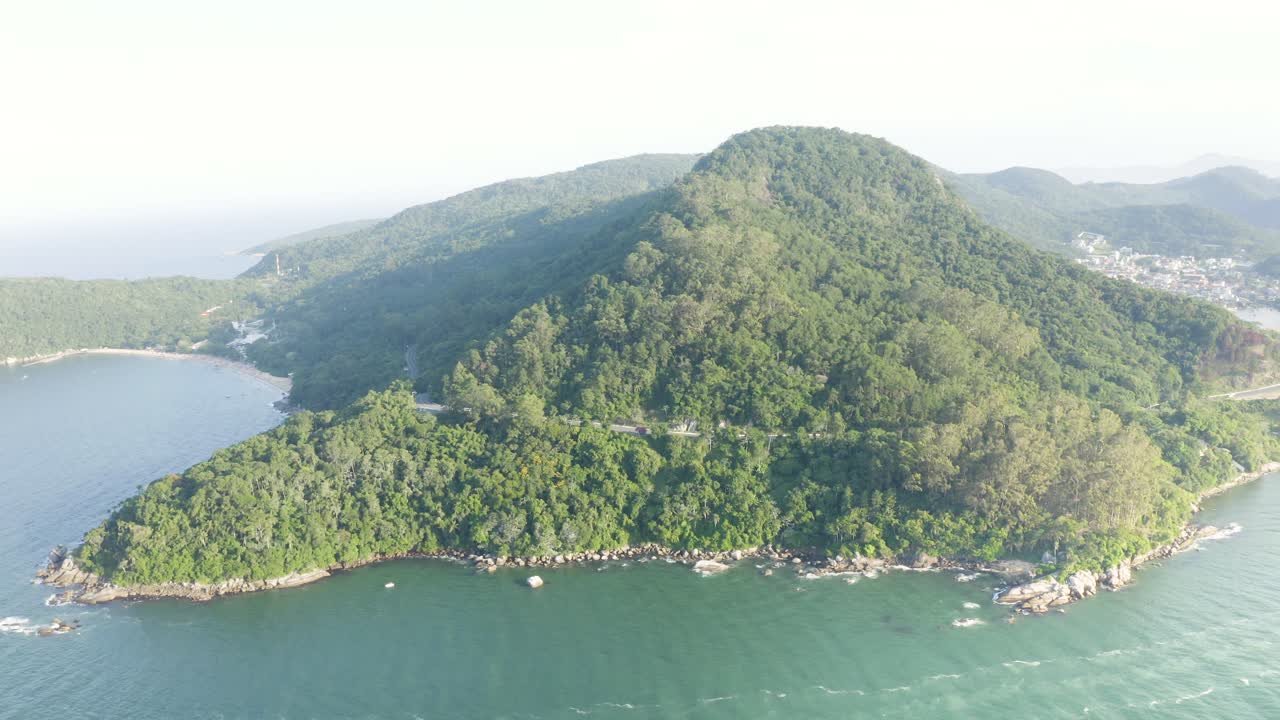 distanciamiento de la vista de drones en la niebla que muestra la montaña de la selva de la carretera interpraias en balneario camboriu, santa catarina, brasil