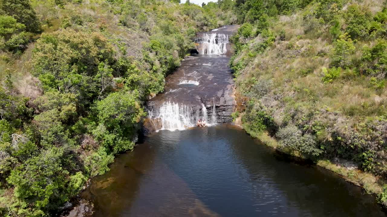 río con cascadas, gente refrescándose