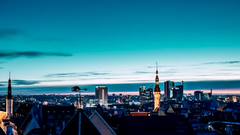 tallin, estonia, europa. time lapse time-lapse del paisaje urbano. transición de la noche al amanecer. ciudad vieja y ciudad moderna. puntos de referencia famosos. unesco. zoom en inclinación