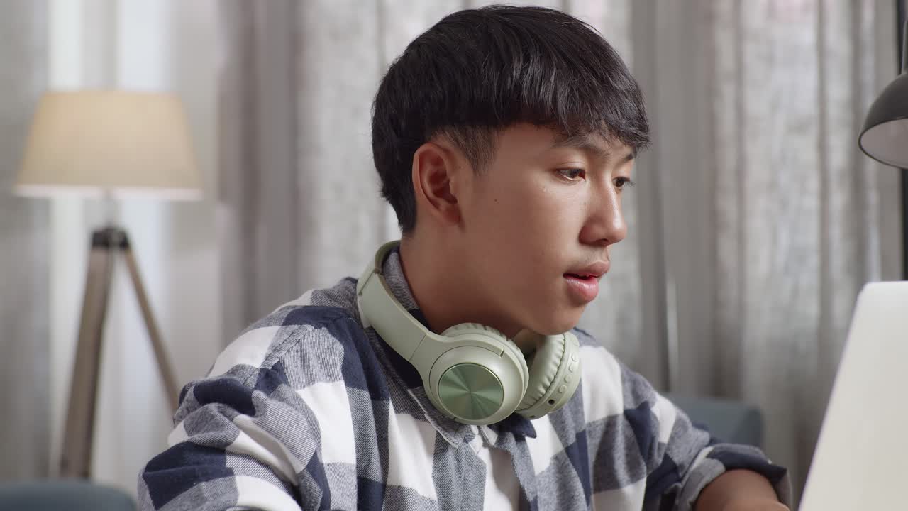 노트북으로 공부하는 젊은이