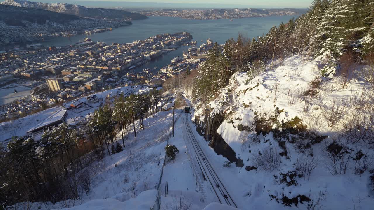 still shot ferrocarril funicular fløybanen subiendo las colinas hasta el monte fløyen - escena invernal de la ciudad de bergen