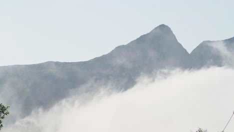 Una-Vista-Impresionante-De-La-Montaña-Brumosa-En-Olaheimvatnet,-Senja,-Noruega---Toma-Estática