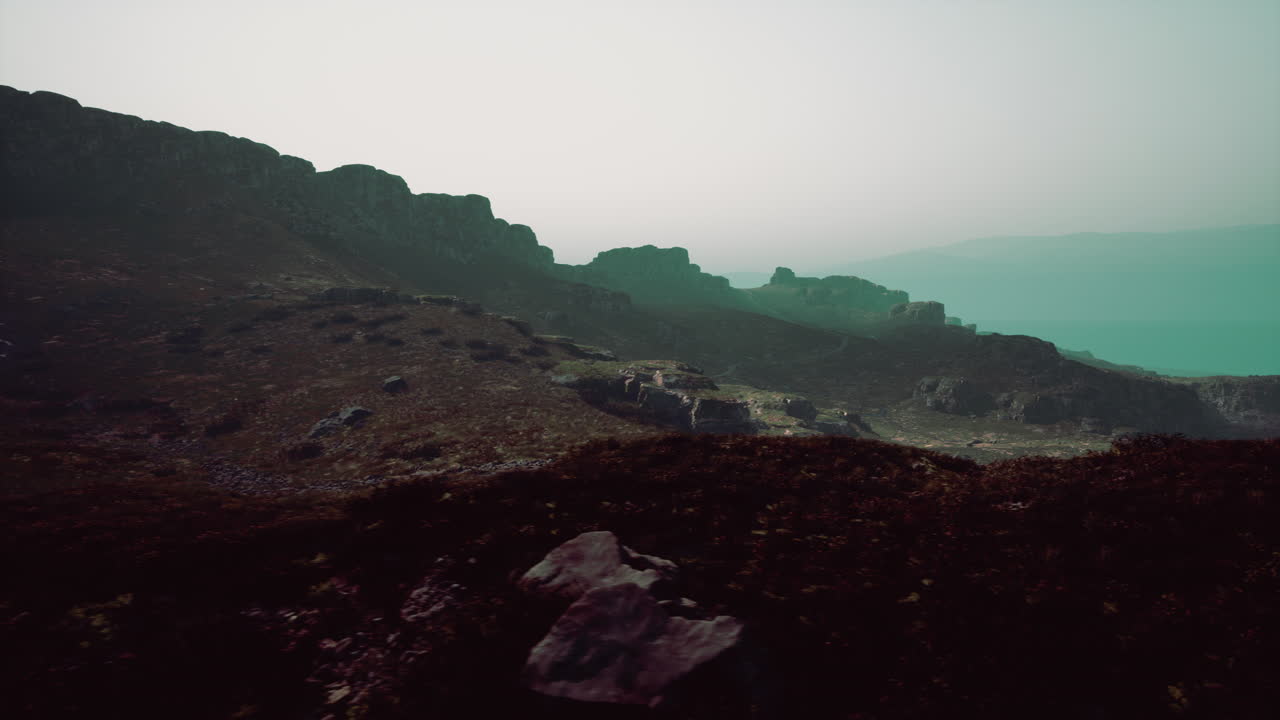 멀리 떨어진 산길에 있는 물체와 함께 바위 산의 전망