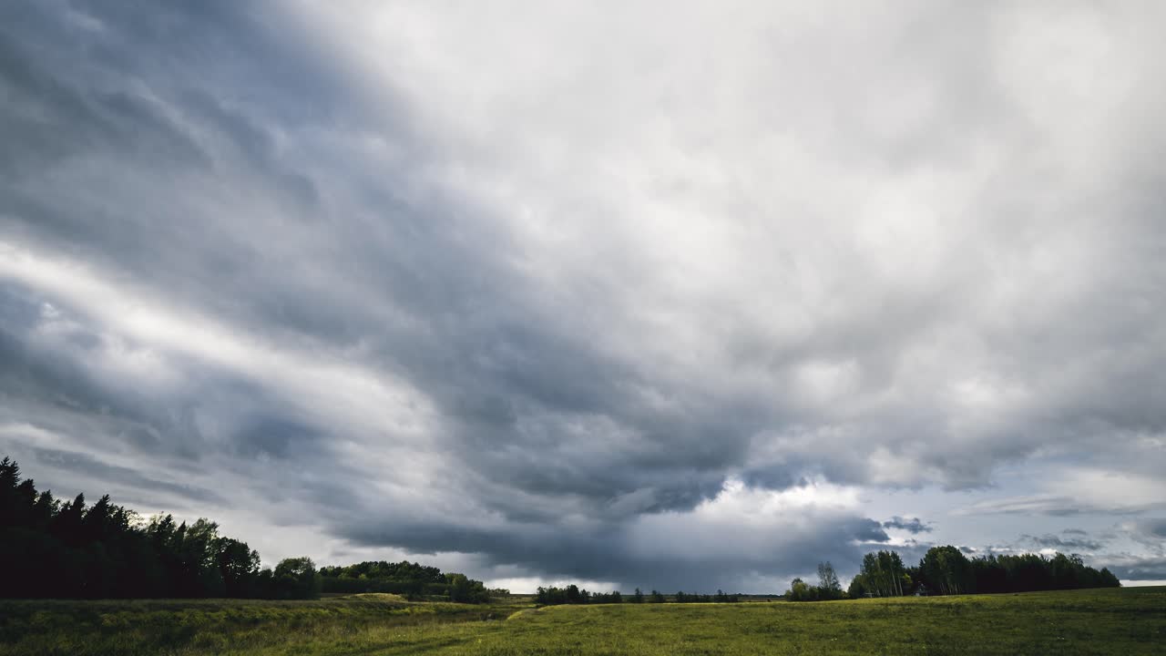 временная съемка движения облаков над полями