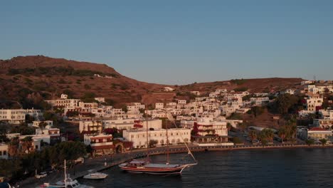 Luftaufnahme-Einer-Patmos-Griechenland-Drohne-über-Dem-Hafen