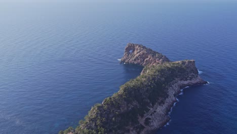 Reveal-shot-of-amazing-viewpoint-Mirador-de-sa-Foradada-at-Mallorca-island,-aerial