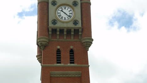 Histórica-Torre-Del-Reloj-Camperdown,-Victoria-Australia,-Inclínate-Hacia-Arriba