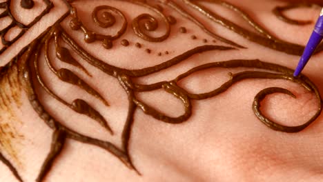 diseño de tatuaje de henna en la mano