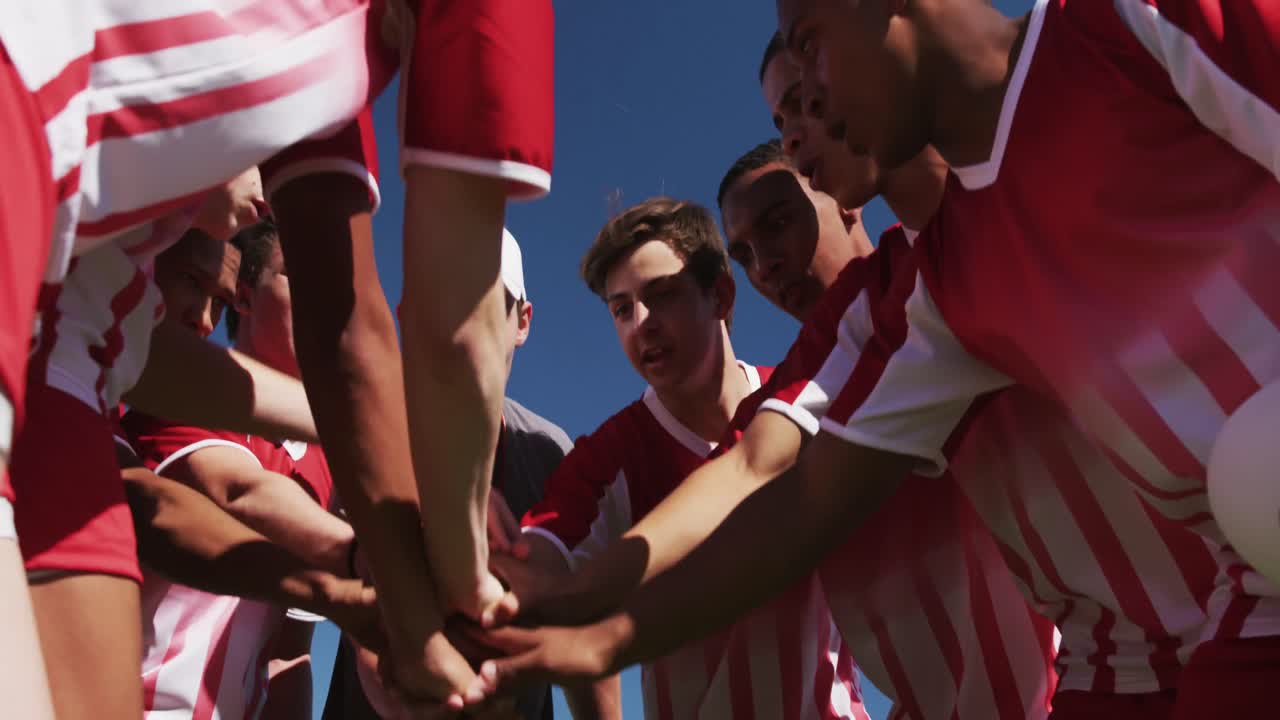 y entrenar a los jugadores de rugby motivando en el campo